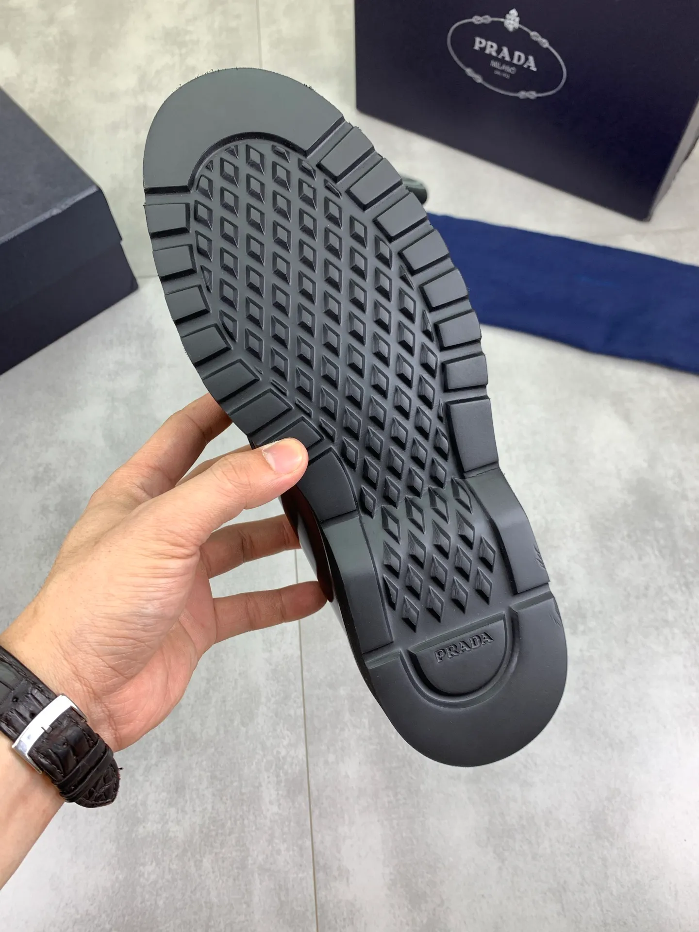 Factory price P880💰Original quality, top version🔱 ＰＲＡＤＡPrada. Men’s business casual leather shoes, top quality products. 1:1 shipment⬆️Luxurious and noble👞All imported original color-brushed edge beads, just to create a more comfortable wearing experience. Upper: Original comfortable open-edge bead rubbed color calfskin➕Top imported water-dyed full cow lining, original high-end lightweight and comfortable TPU foam combination bottom✔️Code number: 39-44 (38 45) 46 47 can be customized)